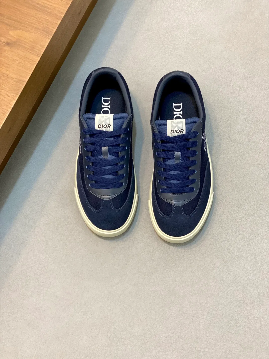 💰400 Dior Crafted from navy and white jacquard with Oblique print and suede panels, it features a distinctive padded tongue embossed with the Dior signature, wide navy mohair laces and brass eyelets with a matte tonal finish. White rubber sole with Dior Oblique pattern, enhanced by a contrasting Dior 30 Avenue Montaigne signature on the rear. It can add fashionable temperament to casual looks. Exquisite packaging at the delivery counter 🛍📦 ▪️ Fabric: Original customized Oblique presbyopia + cowhide ▪️ Lining: Original customized sheepskin + breathable mesh ▪️ Sole: Original molded anti-slip rubber material ▪️ Bottom thickness: 4CM ▪️ Size: Men's 38-45 (38, 45, 46 customized)